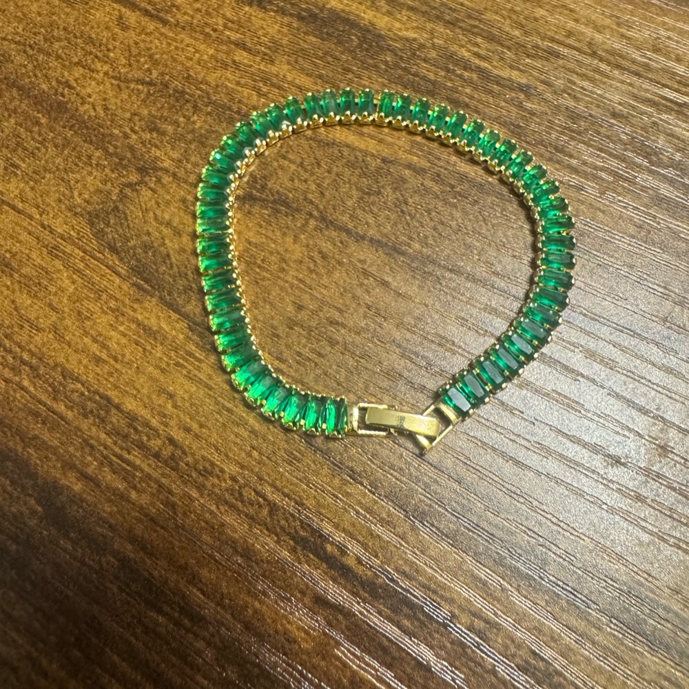 Elegant Green and Gold Bracelet - Picture 3 of 5